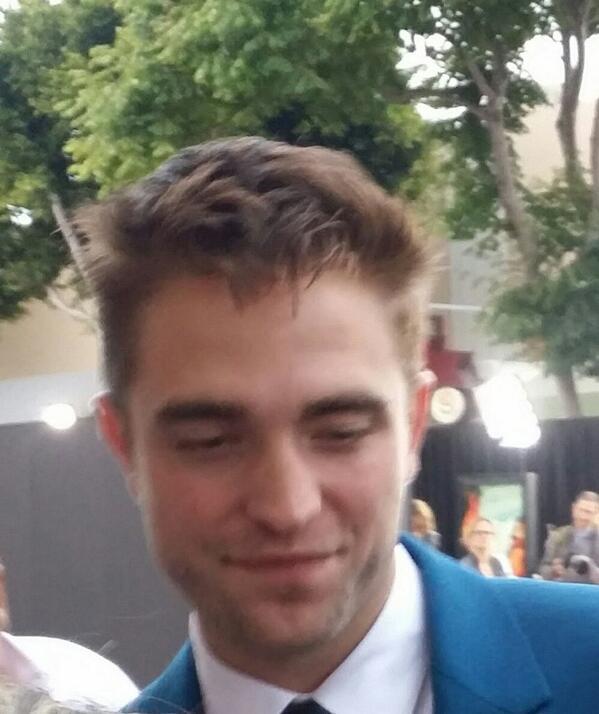 RobsOnePercent's tweet photo. #RobsOnePercent at #TheRoverPremiere so sweet to his fans http://t.co/uki1KNKVpT