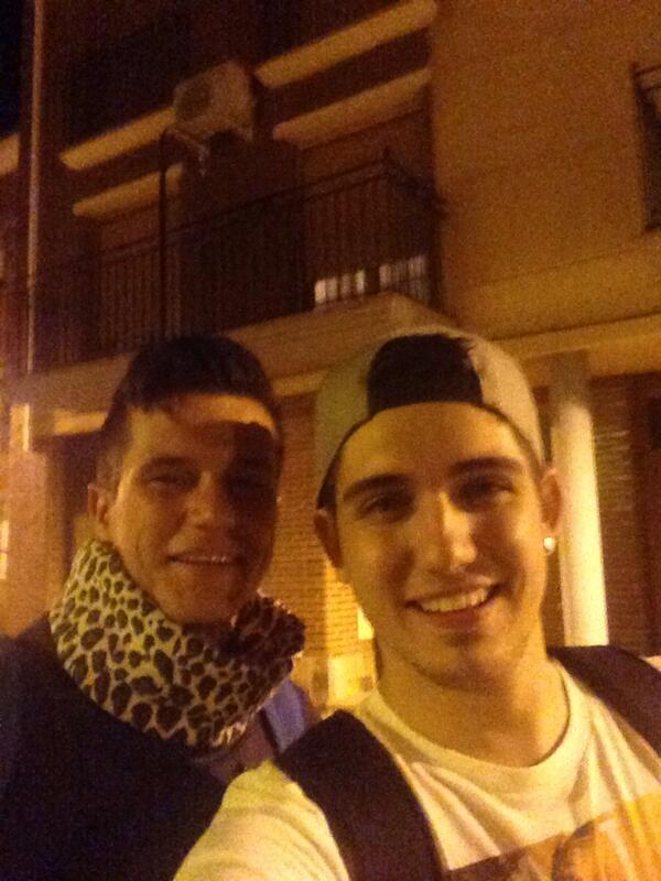 dizsa__'s tweet photo. Selfie birricas!! @alexagutjauja @BirrasAston http://t.co/SqWry2JLCe