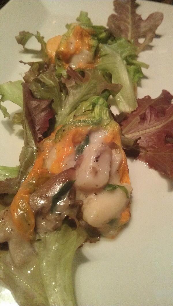 HampdenArthouse's tweet photo. Squash blossoms stuffed with scallop, chevre, fontina and oyster mushrooms. http://t.co/hRs7M8F5Xd