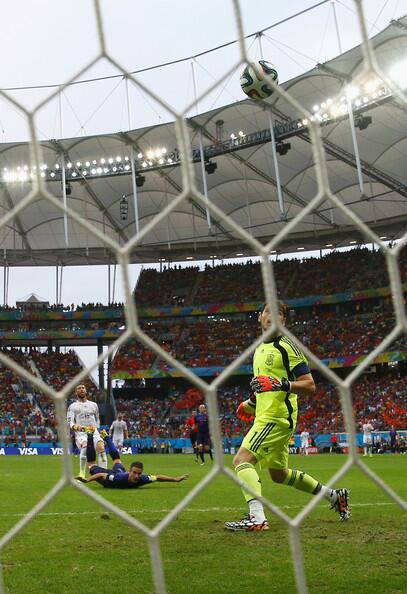 coolnotesix's tweet photo. Robin van Persie header last night was 17 yards, the longest headed goal at World Cup since 1970. via: @ESPNStatsInfo http://t.co/9uvUvAxSES
