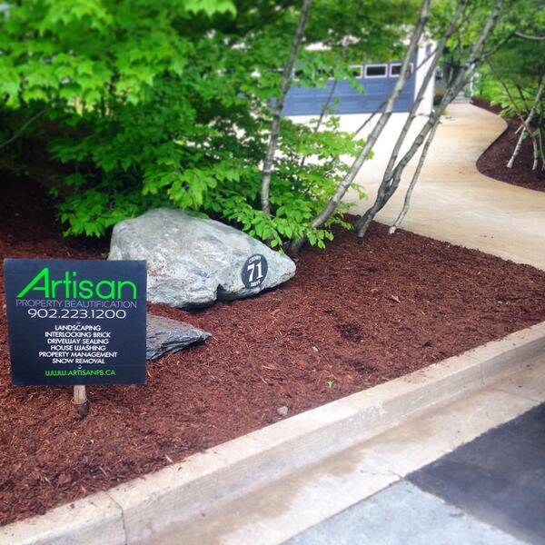 ArtisanLandscap's tweet image. Mulch 4 days! #mulch #landscaping #interlockingbrick #housewashing #drivewaysealing #snowremoval #halifax #novascotia