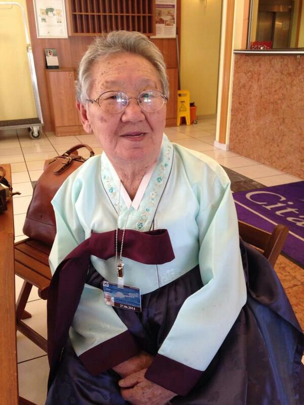 evemif11's tweet image. 유엔본부에서 한복입은 길원옥 할머니"유엔 등 여러분의 도움을 받으려 여기까지 왔다.13세 때 끌려가 맞으면서 고초를당한 이야기를 할 때마다 고통스럽지만,다음세대가 나같은 어려움을 겪지 않도록 증언을 계속한다"