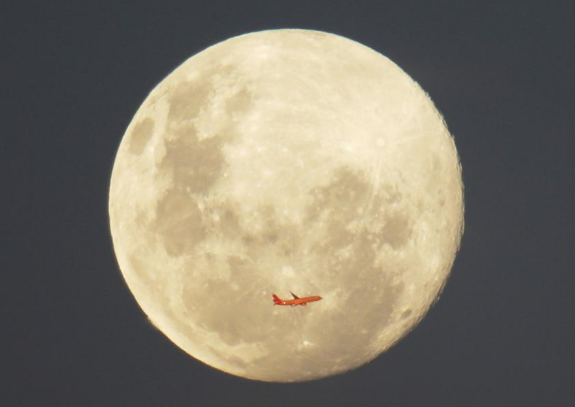 BostonDotCom's tweet image. Friday the 13th and a full moon won&apos;t coincide again until August 2049 bo.st/1kTCdxq