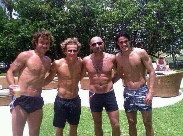 elnegro5jefe's tweet photo. #elnegrojefe no se sacaba fotos con hombres y mucho menos sin remera http://t.co/GMiIzfQzq8
