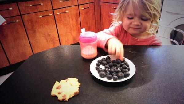 MartinTR197's tweet image. My little girl prefers blueberries to chocolate chip cookies..😊 #LeanMachineArmy #fitfam  #ForceIsStrongWithThisOne