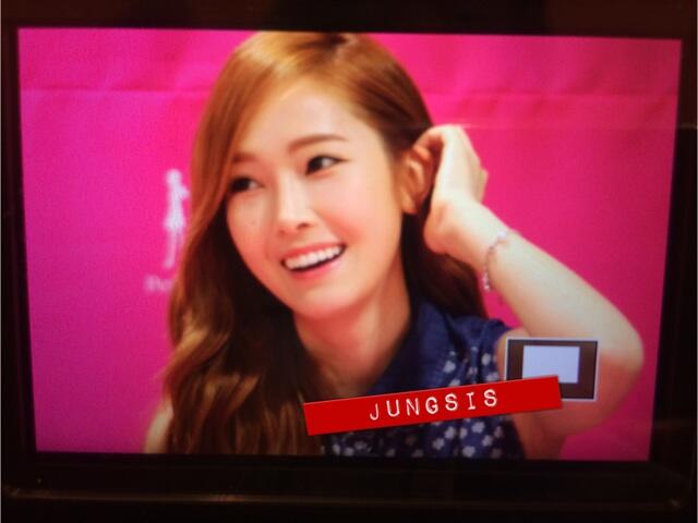 [PIC][14-06-2014]Jessica tham dự buổi fansign lần 2 cho thương hiệu "SOUP" vào trưa nay BqEQztqCEAAXXHS