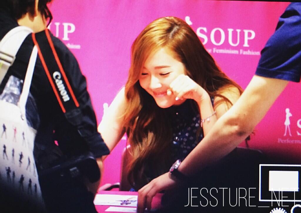 [PIC][14-06-2014]Jessica tham dự buổi fansign lần 2 cho thương hiệu "SOUP" vào trưa nay BqEVgoNCIAAl_XB