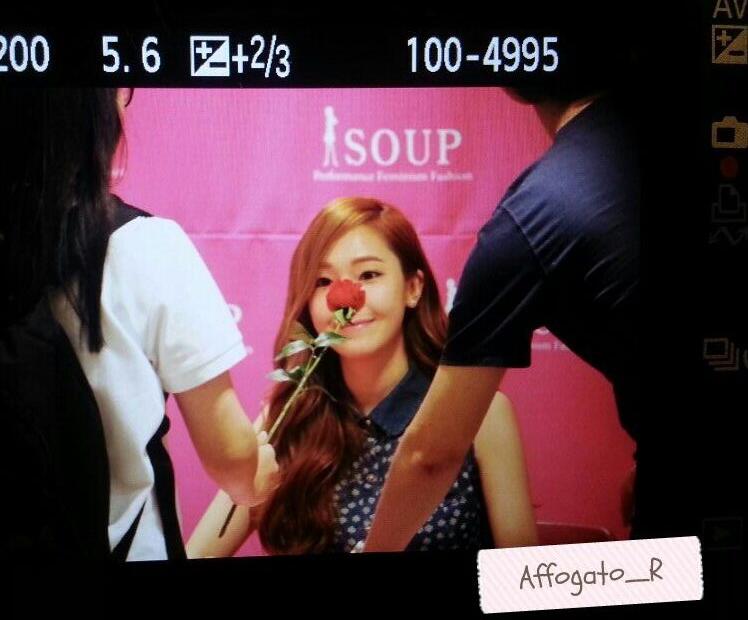 [PIC][14-06-2014]Jessica tham dự buổi fansign lần 2 cho thương hiệu "SOUP" vào trưa nay BqEYbyWCUAAL9n-