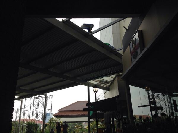 Renovasi di <a href="/soloparagonmall/">Solo Paragon Lifestyle Mall</a> foodwalk pd saat jam operasional,berbahaya dan debu..sungguh tdk profesional..