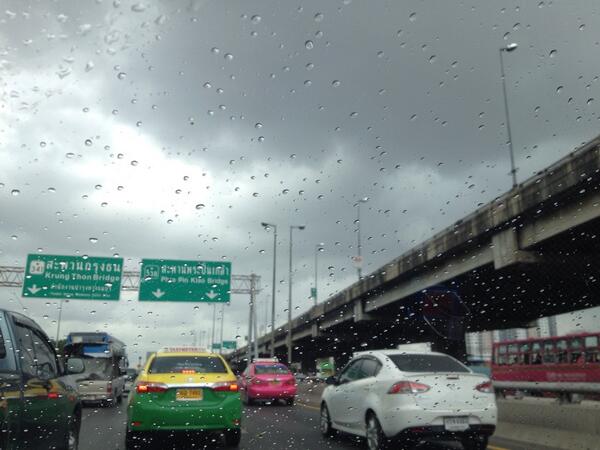 noona_ka's tweet photo. 14.31น. ฝนตก รถติด สะพานข้ามคลองบางกอกน้อย ไปบรมฯ http://t.co/5jBTt65jDh