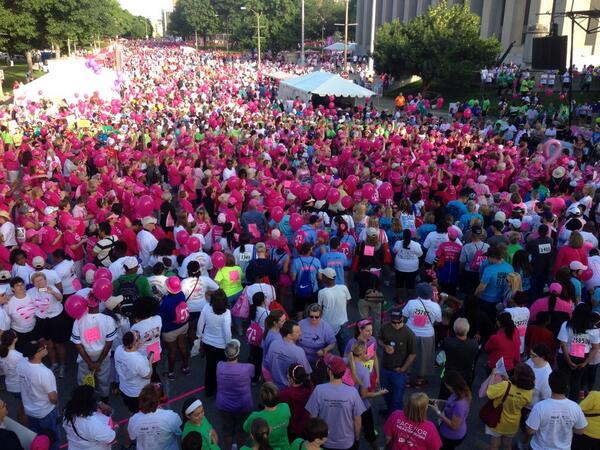 ThePigskinArch's tweet image. Always a moving sight. RT @gbissellKSDK: @ksdknews A bird's eye view of the survivors' procession. #komenstlrace