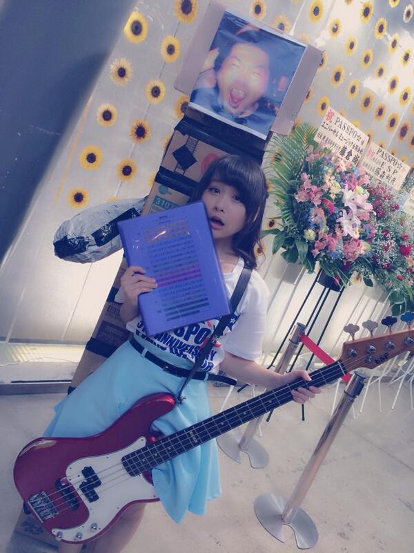 miomasui's tweet photo. 453便ありがとうございました。最後に、UNITEDの大谷さんから預かったと機長から横さんのベースと譜面をいただきました。横さんの魂！ずっと胸に音楽やっていきたいな！みんな！ありがとう！本当にいいフライトでした。 http://t.co/kHuSS3F32d