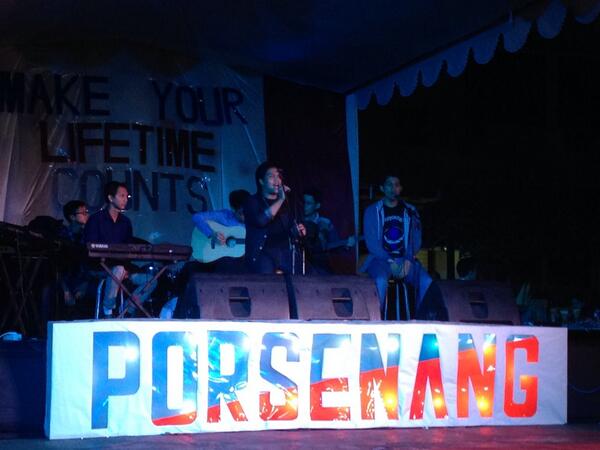 The gobs lagi bawain lagu nya all of me nihhhh pada semangat nyanyi deh😄