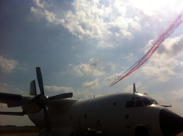 HeavyMetalJets's tweet photo. Now that's a jet team! RT @PAFofficiel Décollage direction la Base d'Aéronautique Navale de Hyeres. http://t.co/oqmbYAx7c9