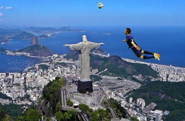 voetbalzonenl's tweet photo. Daags na #spaned: nagenieten van de kopbal van Robin van Persie! #wk2014 http://t.co/j6Ey4igVzB