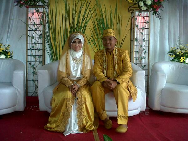 el_kharismaya's tweet photo. Happy wedding murrobiyahku .. Barakallah .. Semoga menjadi keluara SaMaRa : ) ya kak @Hadiyahfit http://t.co/9e7jgddx67