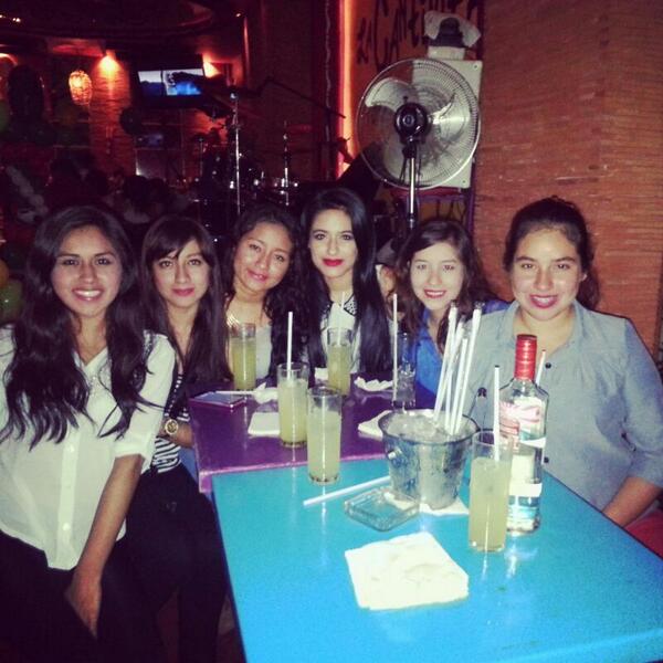 vanes189's tweet photo. #cumpleaños #festejando #vodka #guapas #cantinita #compañeras #futuraschef #marcias @AnniQMora @2_flor @Torresporti http://t.co/S7LI4bfP7m