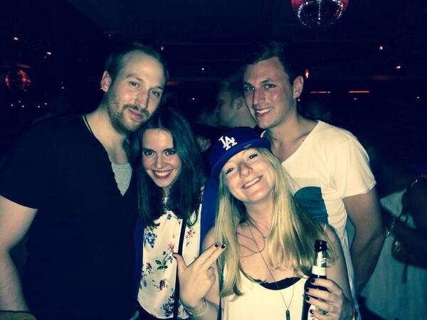 xBeatrizx's tweet photo. Ayer de party hard en Múnich haciendo amigos alemanes 🇩🇪🍸🎉 #einbierbitte http://t.co/VmUjmNlPPE