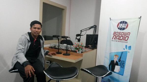 MG_GARDA's tweet photo. Selamat malam , kita lagi ada di BOSOWA RADIO 88,5 FM MAKASSAR , Sebentar lagi kita on air , #salamgarda http://t.co/QbBjn9BOyN
