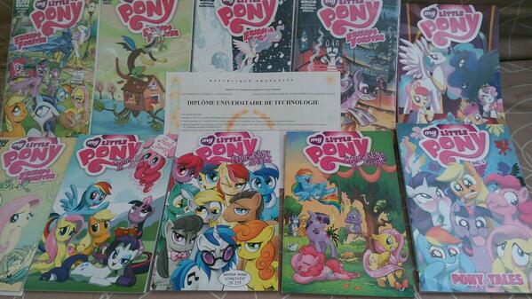 naglaglasson's tweet image. J'ai reçu deux colis ce matin. #MyLifeInANutshell