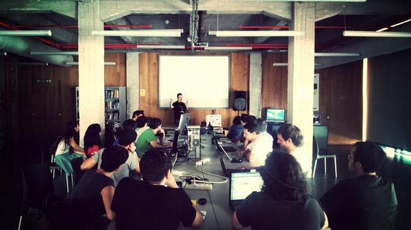 latinapaterson's tweet image. Taller de Arduino para adultos #Festilab @medialabprado