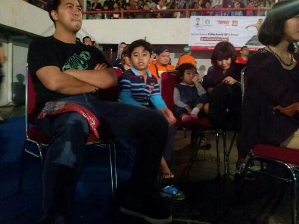 AfterNewsShow's tweet photo. Selamat datang kepada @pandji @gamilaarief beserta Dipo dan Shira di #StandupFest2014 :) http://t.co/KC2cYaZnrp