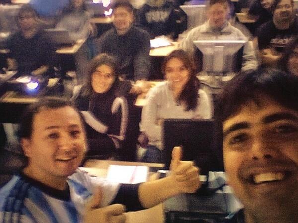 mardemza's tweet image. Y la #Selfie de @salvabasile en el  #CursoHTML5 no salio del todo bien pero algo es algo jaja #HTML5 #ULP