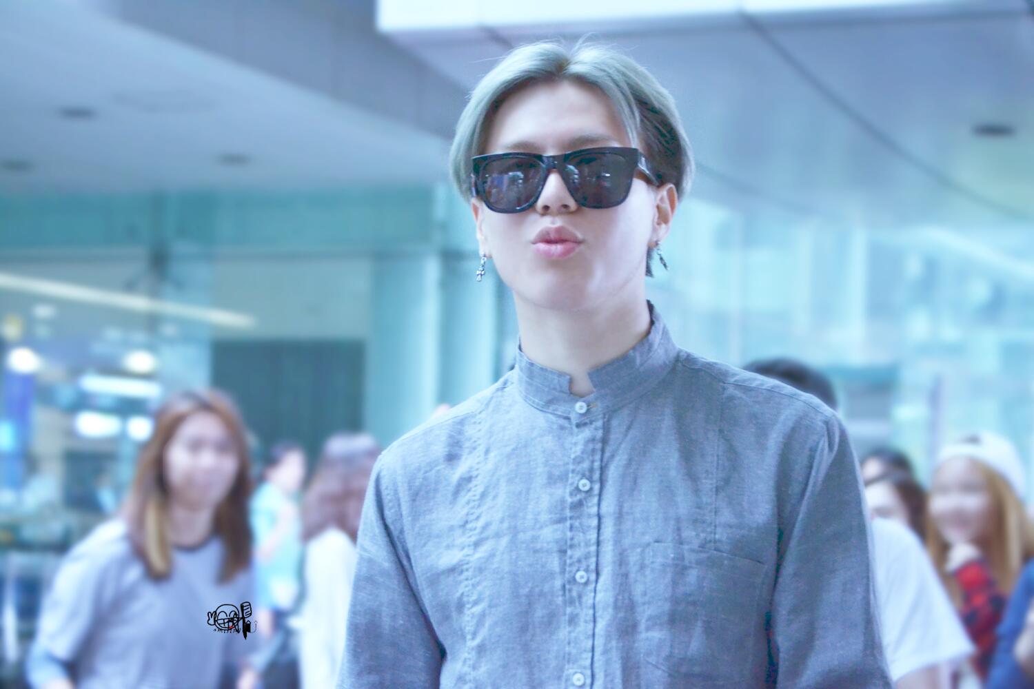 BqGA_UgCEAI4hos.jpg:large