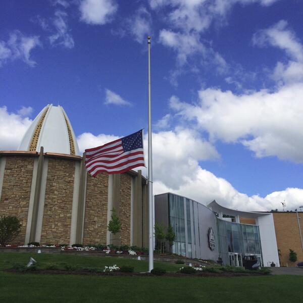 ProFootballHOF's tweet photo. Our flag is at half-staff today in honor of @steelers coach Chuck Noll. http://t.co/t2jYdPnADT #RIPChuckNoll http://t.co/EW5cZsn7pt