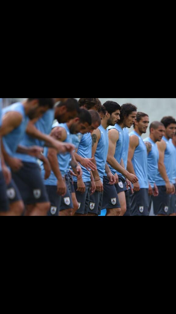 elnegro5jefe's tweet photo. No solo no calentaba antes de un partido mucho menos entrenar y menos todavia de musculosa. Yo ando sin camiseta http://t.co/Bz48rF8vvd