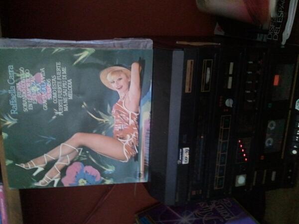Iris_Pd85's tweet photo. @alicia_vp97 @NataliaMarVi temazos en discos de vinilo!! pedazo de equipo de musica!!! jajaja http://t.co/iVjLkDYVNu