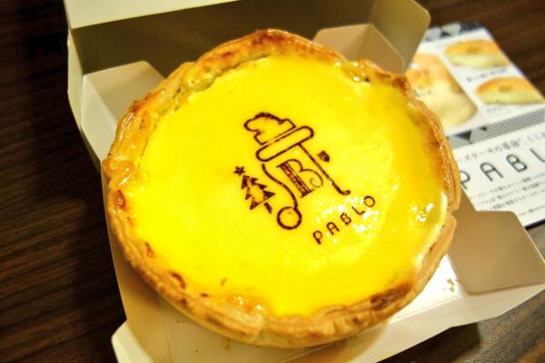 BooomZ1's tweet photo. PABLO ร้านชีสเค้กละลายในปากชื่อดังจากโอซาก้า ของดีมาก ตอนนี้มี4สาขาอุเมะดะ ชินไซบาชิ JRโอซาก้า ชิบูย่า #ญี่ปุ่น http://t.co/JGhbppZ0yw