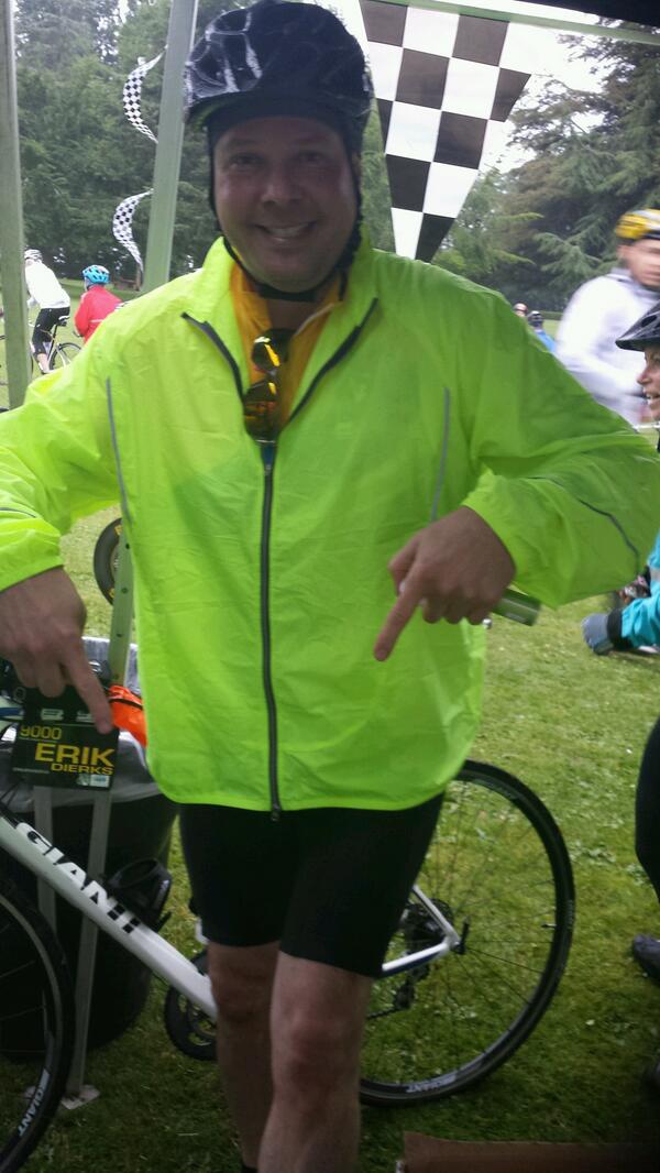 MoKnows05's tweet photo. Shoes? Who needs shoes.. Go Erik Go! #bccancer #ridetoconquercancer #RTCCVA http://t.co/dQA0dgYZB5