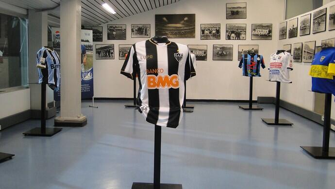 Camisa do Atlético como o nome de Ronaldinho Gaúcho, é roubada do museu do estádio El Campín, na Colômbia 