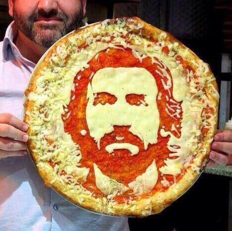 cavka_s's tweet photo. Andrea Pirlo pizza! http://t.co/ds7EXguvEc