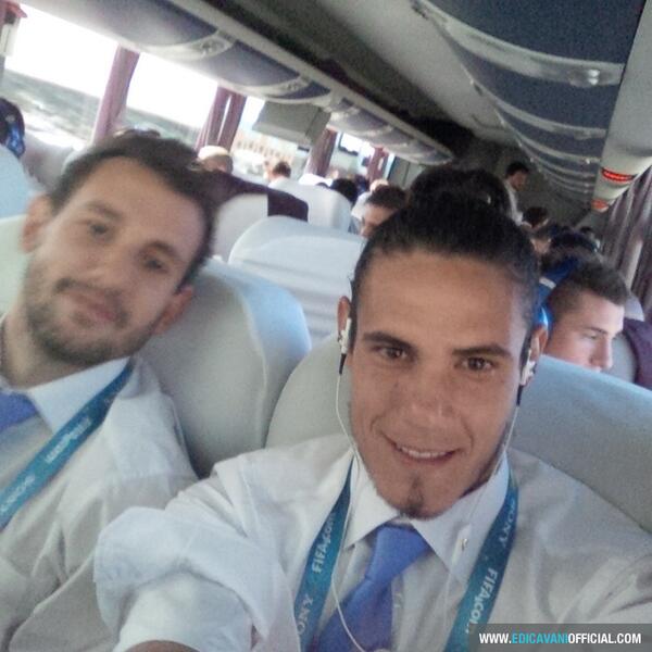ECavaniOfficial's tweet photo. En el bus, rumbo a nuestro debut. ¡Arriba #Uruguay !. #Mundial2014 #URUCRC http://t.co/qE34OiMQeY