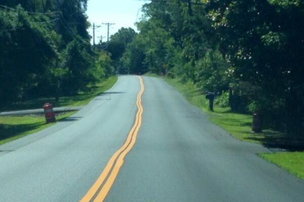 MemphoNewsLady's tweet image. This is newly paved/striped SR265 in @StateMaryland. Um...@MDSHA...you let the drunk guy do it? Wow. #ProjectFail