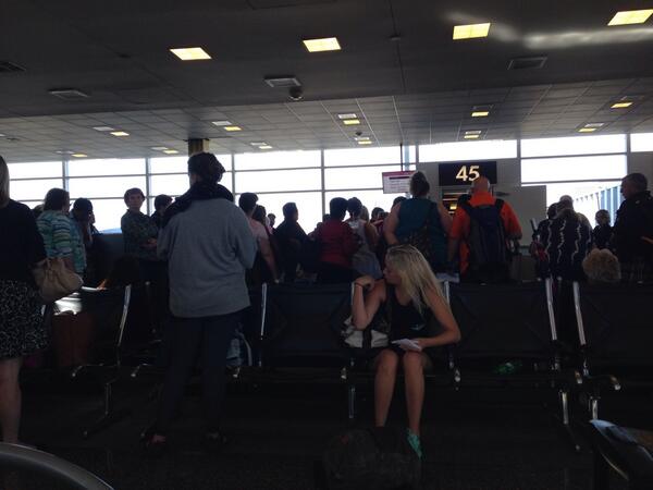 kellym128's tweet photo. @chrissyteigen Boarding hasn't even started!! Why is everyone hovering??? http://t.co/R7dEAexRyF