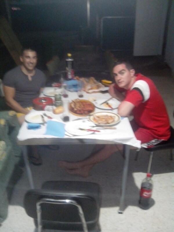 PTumbaalmuerzos's tweet photo. Aki d cenita con estos locos @CarlosLedrada @Cristianhoya91 http://t.co/7ywdvbVXYG
