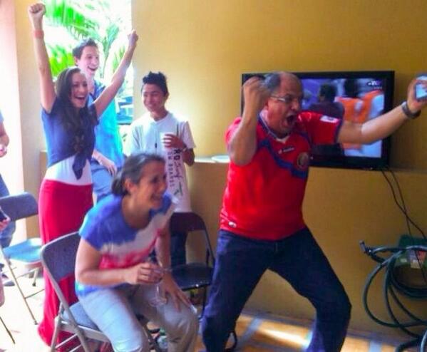 فوز كوستاريكا جعل الرئيس يرقص ويغني BqHywlPCEAIbKUd