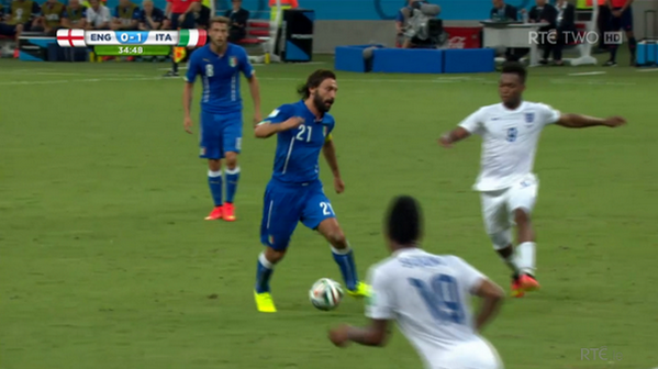 futbol_transfer's tweet photo. #Foto: Sutileza de Andrea Pirlo. http://t.co/ZTdvlmld6F