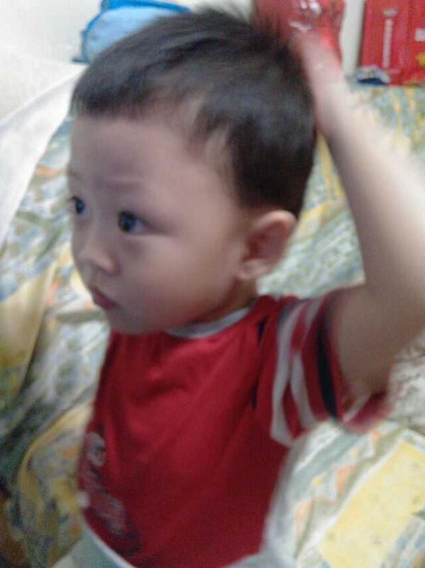 LEDZou's tweet image. 騷年，什麼讓你為難的撓頭呢？/::P