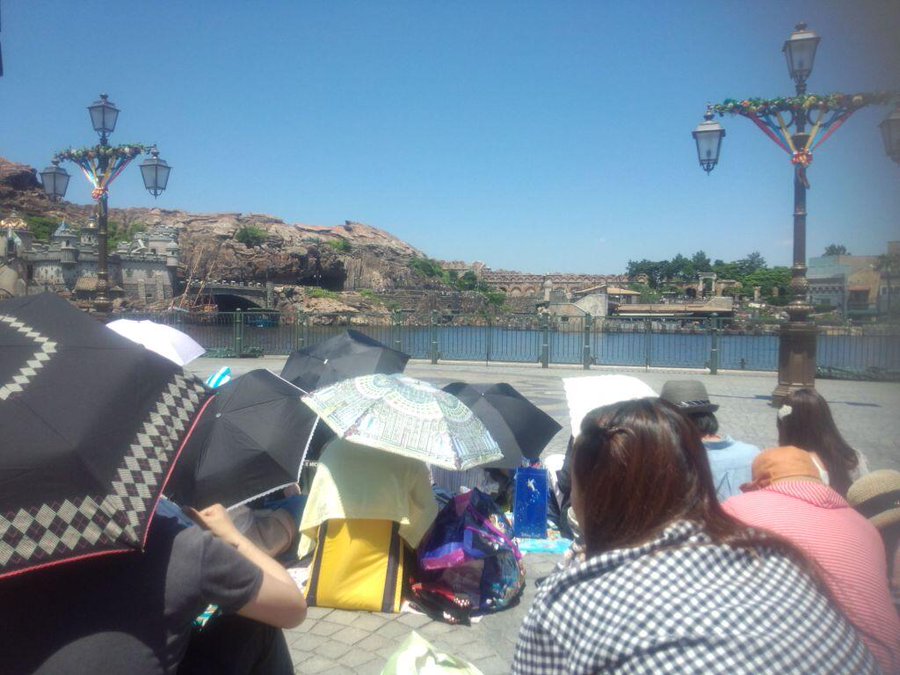 ディズニーにレジャーシートは必要 代用になるもの なしでも問題ないか 日常向上ハピネス上等