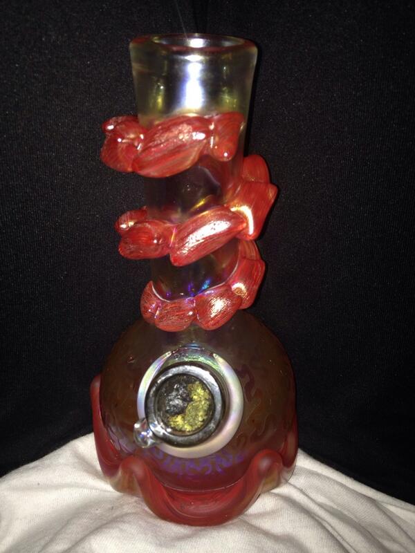the_lonerstoner's tweet photo. ying and yang #firstbong http://t.co/MjZhfN1YtG