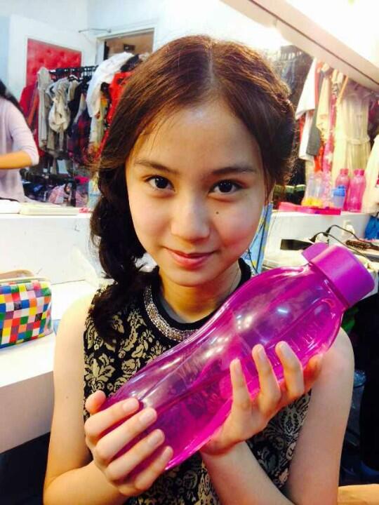 michelleeeck99's tweet photo. Harunyan minum orange juice aku juga bisa minum ! Tapi air putih!! http://t.co/LJCEzpwZ61