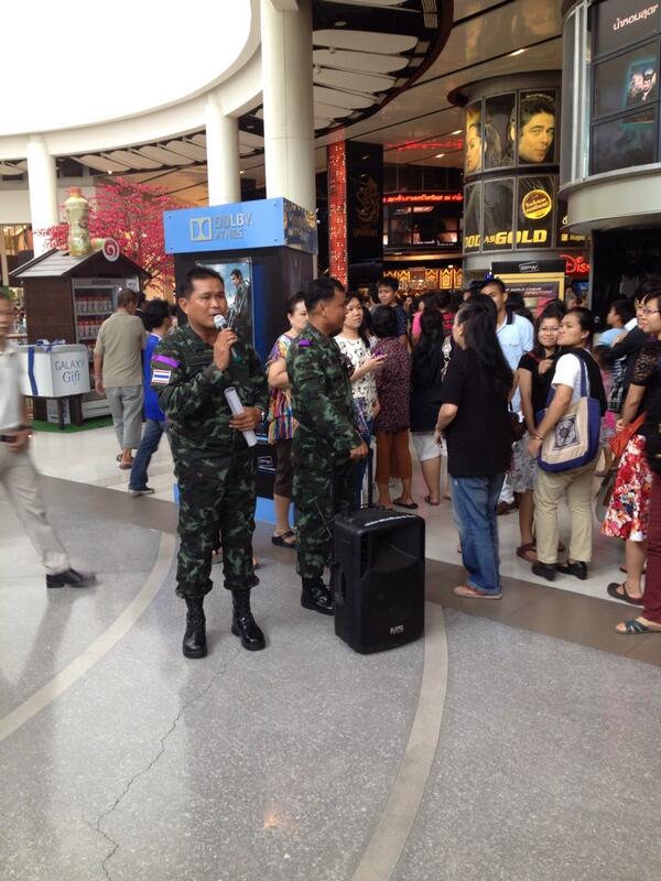 Nina_Phanita's tweet image. Central World คนเยอะมาก ทหารขอโทษหลายรอบมากค่ะที่บัตรไม่พอ และเสียงลำโพงไปไม่ถึงด้านหลัง @js100radio