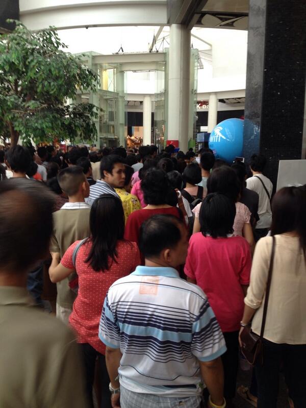 Nina_Phanita's tweet image. Central World คนเยอะมาก ทหารขอโทษหลายรอบมากค่ะที่บัตรไม่พอ และเสียงลำโพงไปไม่ถึงด้านหลัง @js100radio