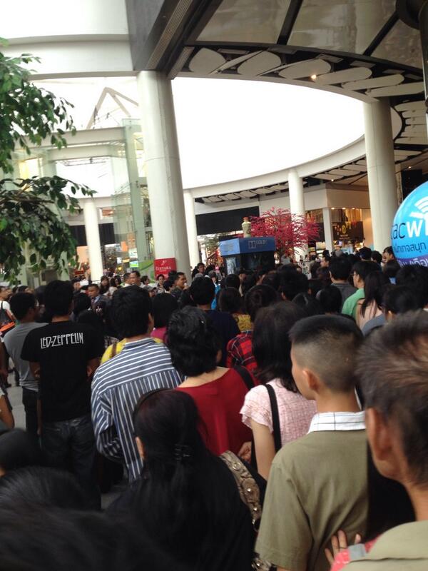 Nina_Phanita's tweet image. Central World คนเยอะมาก ทหารขอโทษหลายรอบมากค่ะที่บัตรไม่พอ และเสียงลำโพงไปไม่ถึงด้านหลัง @js100radio