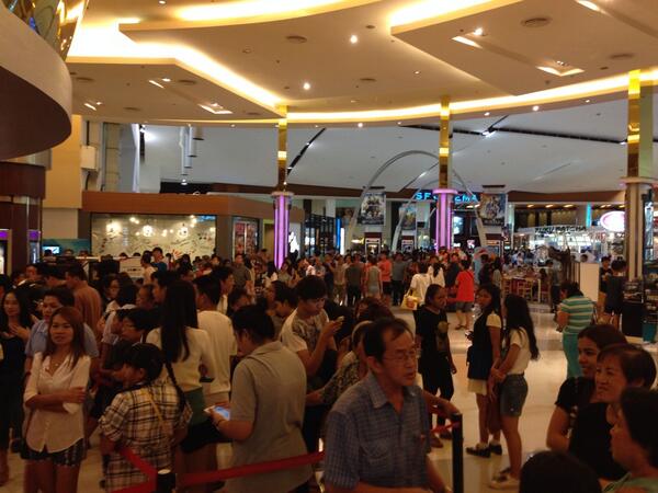 kowit_ThaiPBS's tweet image. 11:03 บรรยากาศ ประชาชนแห่รับบัตร ตำนานสมเด็จพระนเรศวรฯ ที่ เอสเอฟ สาขาเดอะมอลล์บางกะปิ @js100radio @WeLoveSF