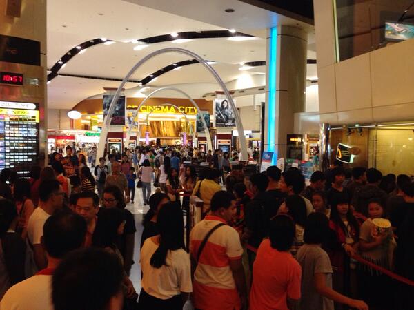 kowit_ThaiPBS's tweet image. 11:03 บรรยากาศ ประชาชนแห่รับบัตร ตำนานสมเด็จพระนเรศวรฯ ที่ เอสเอฟ สาขาเดอะมอลล์บางกะปิ @js100radio @WeLoveSF